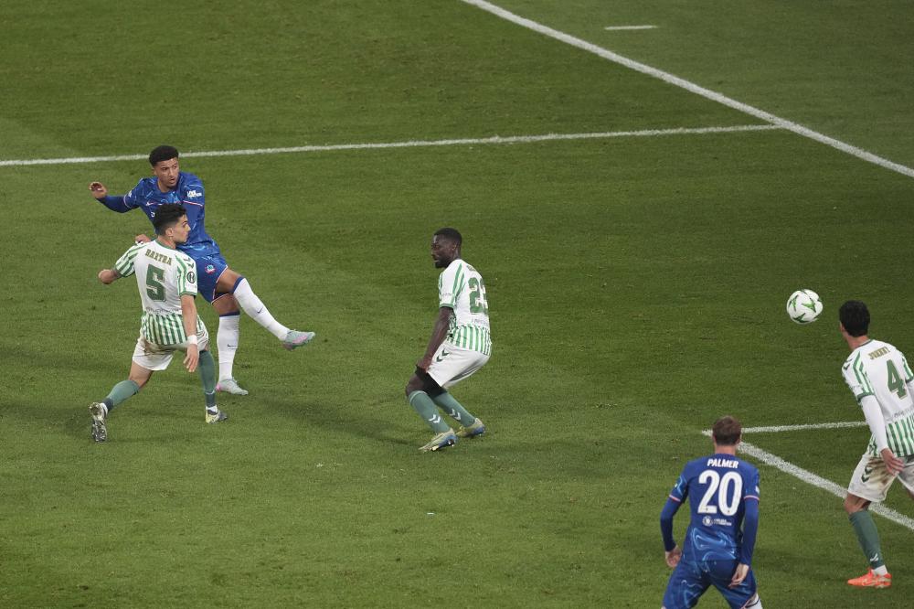 男子下棋时吸烟不慎引燃衣物